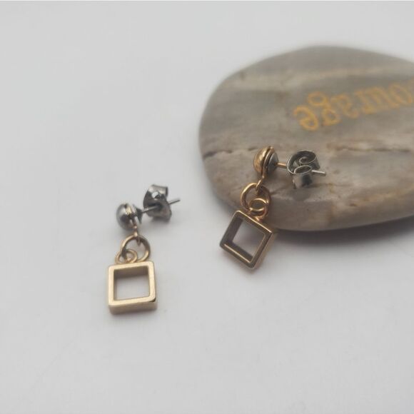 Retro squared gold toned earrings for pierced ears - Picture 1 of 2